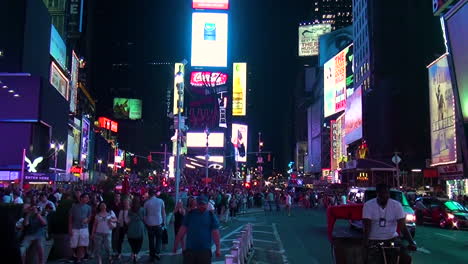 Zoom-out,-Tourists-People-Walk-in-Famous-Times-Square-in-New-York-City-Night