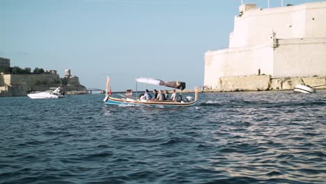 Inclinarse-Desde-El-Agua-De-Mar-Hasta-Los-Barcos-Que-Navegan-En-El-Puerto-De-La-Valeta,-Malta