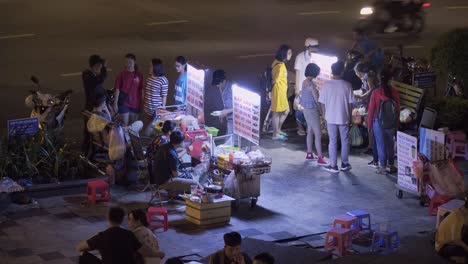 Junge-Leute-Essen-Nachts-Streetfood-In-Vietnam