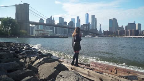Mädchen-Blickt-Auf-Zwei-Brücken-In-New-York-City