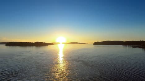 Landschaftlich-Malerischer-Blick-Auf-Den-Sonnenuntergang-Mit-Ruhigem-Meerwasser,-Kleinen-Inseln-Und-Klarem-Blauen-Himmel-Während-Der-Blauen-Stunde-In-Whistler,-Kanada