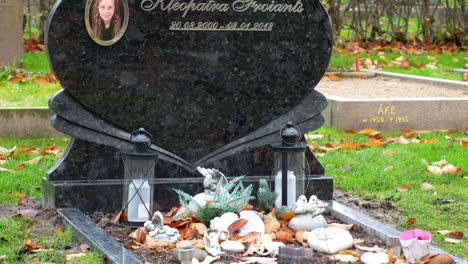 Lápida-De-Una-Joven-Fallecida-En-El-Cementerio-De-Kviberg-En-Gotemburgo,-Suecia---Primer-Plano