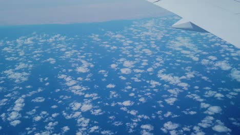Eine-Aufnahme-Von-Tausenden-Winzigen-Wolken,-Aufgenommen-Von-Einem-Flugzeug-Während-Des-Fluges