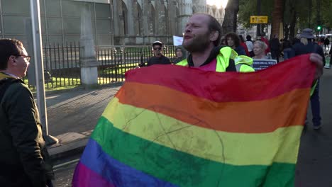 Manifestante-Antifa-Sosteniendo-Una-Bandera-Grita-A-Los-Partidarios-Del-Brexit,-La-Plaza-Del-Parlamento,-Londres,-Reino-Unido