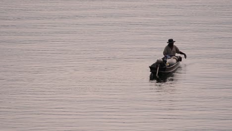 Siluetas-De-Pescadores-Mientras-Lanza-Y-Saca-Su-Red-En-El-Río-Antes-Del-Anochecer