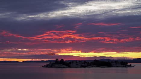 Philip-Edward,-Insel,-Ontario,-Kanada-–-Die-Schöne-Landschaft-Und-Der-Farbkontrast-Am-Seeufer-An-Einem-Abend-Bei-Sonnenuntergang-–-Weitwinkelaufnahme
