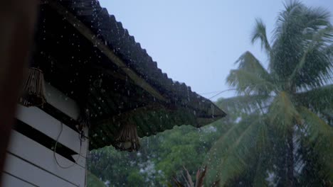 Fuertes-Lluvias-Cayendo-Sobre-Una-Cabaña-Local-En-Las-Islas-Andaman
