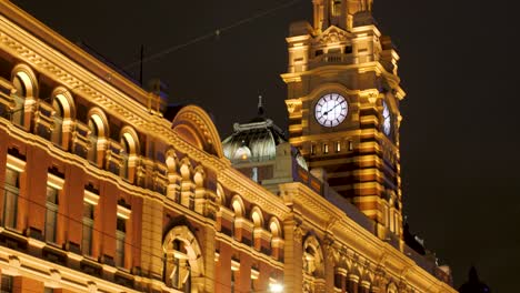 Flinder-Station-Verkehr-Während-Der-Nacht-Melbourne-Tourismusorte