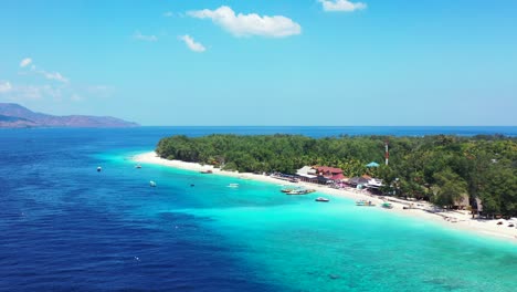 Tropische-Inseln-Mit-Luxusbungalows-Und-Booten,-Die-Im-Kristallklaren-Aquamarinblauen-Meerwasser-Schwimmen