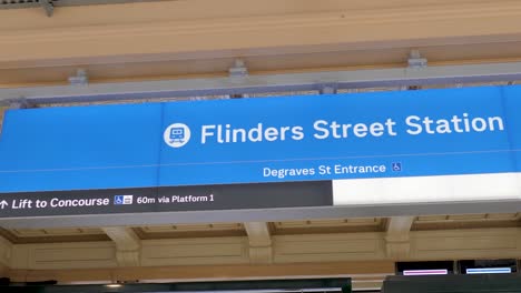 Bahnhofsschild-Flinder,-Bahnhof-Flinder-Street,-Bahnhof-Melbourne,-Juli-2019