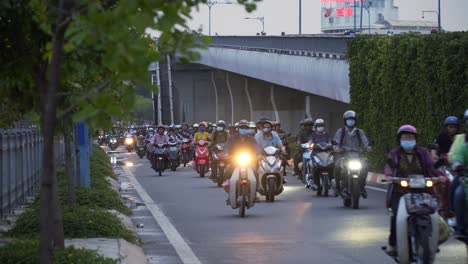 Verkehr-In-Vietnam-Mit-Vielen-Motorrädern-Und-Einigen-Bäumen-An-Einer-Brücke