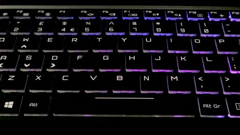 Nahaufnahme-Einer-Laptop-RGB-Tastatur-Im-Tanzmodus