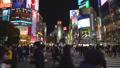Multitud-De-Personas-En-La-Zona-Comercial-De-Shibuya-En-Tokio,-Japón.