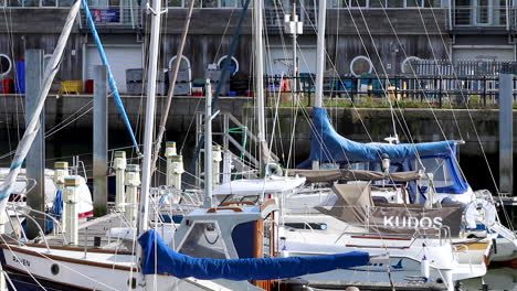 Yachten-Liegen-Im-Hafen-Von-Sutton-Am-Barbican-In-Plymouth,-Devon,-England,-Vereinigtes-Königreich