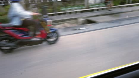 Blick-Vom-Rücksitz-Eines-Touristentaxis-Im-Dichten-Verkehr-In-Bangkok,-Thailand