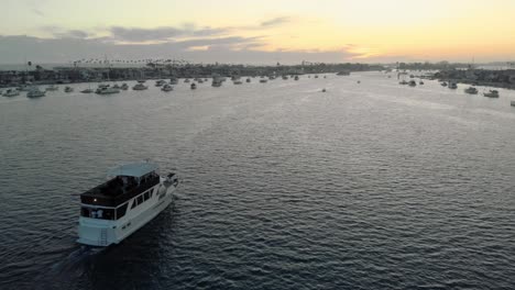 Yacht-Overhead-Perspektive,-Segeln-Im-Yachthafen-Zur-Goldenen-Stunde-Des-Sonnenuntergangs