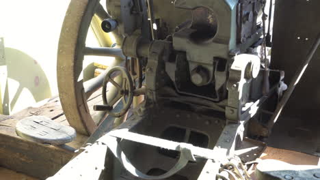 Waffe-Hautnah-Im-Artillerie-Wagen-Innenraum-Des-Replik-Panzerzuges-Nr.-7-Wabadus