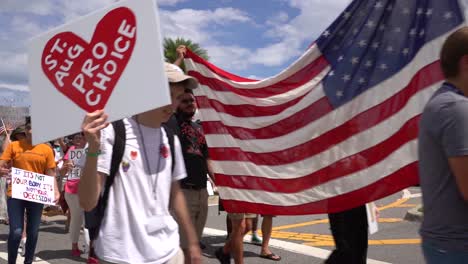 Marsch-Für-Die-Wahl-Demonstranten-Tragen-Während-Der-Kundgebung-Die-Amerikanische-Flagge