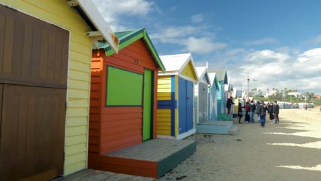 Touristen-Gehen-Und-Fotografieren-In-Brighton-Bathing-Boxes,-Melbourne,-Australien