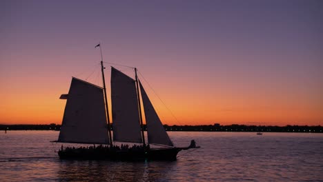 Segelschiff,-Hudson-River-Aufnahme,-Von-Einem-Boot-Aus,-Freiheitsstatue-In-Der-Abenddämmerung,-Blaugrüner-Und-Orangefarbener-Himmel