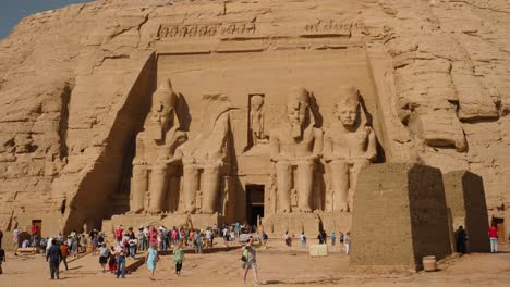 Multitudes-De-Turistas-Fuera-Del-Templo-De-Abu-Simbel-En-El-Sur-De-Egipto