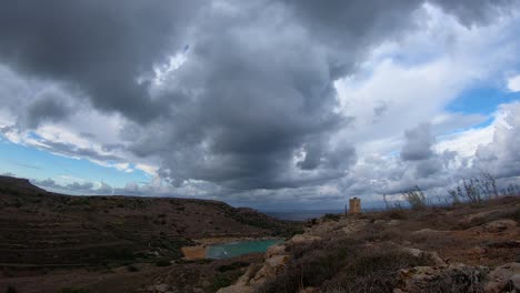 Dramáticas-Grandes-Nubes-Oscuras-Sobre-La-Torre-Lippija-Y-El-Timelapse-De-La-Bahía-De-Gnejna