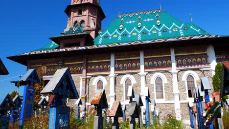 Kippaufnahme-Eines-Schönen-Sommertages-Auf-Dem-„fröhlichen-Friedhof“-Von-Sapanta,-Rumänien,-Und-Seiner-Kirche