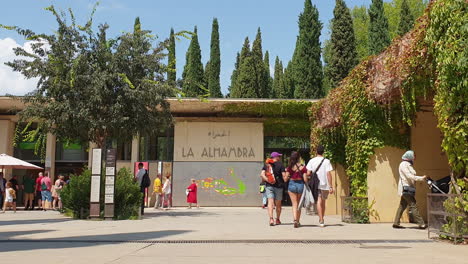 Turistas-En-La-Entrada-De-Entradas-De-La-Alhambra,-Granada,-España