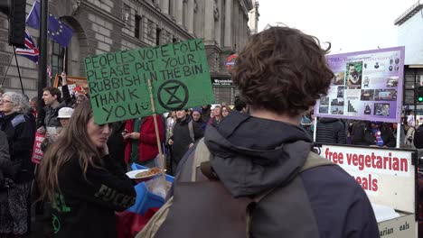 Während-Der-Volkswahlproteste-In-London,-Großbritannien,-Verschenken-Menschen-Kostenloses-Vegetarisches-Essen