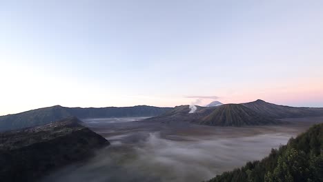Machen-Sie-Eine-Aufnahme-Der-Mount-Bromo-Landschaft-Bei-Sonnenaufgang