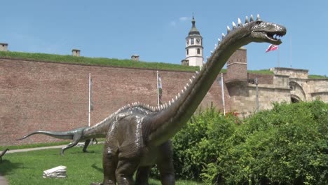 Realistischer-Diplodocus-Dinosaurier-Im-Dino-Park