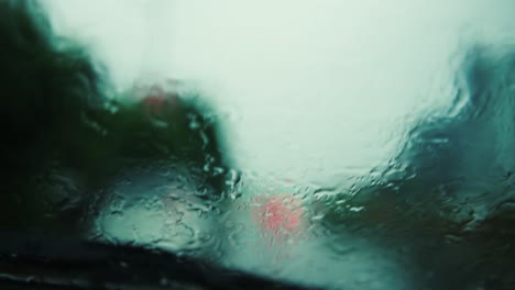 Nahaufnahme-Von-Wassertropfen-Auf-Glas,-Regen-Verschwindet,-Große-Regentropfen-Treffen-Während-Eines-Sommerschauers-Auf-Eine-Fensterscheibe,-4k,-Regenserie-–-4
