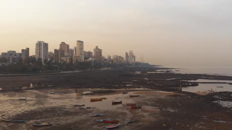 Dolly-En-Una-Ciudad-Costera-Al-Amanecer-Durante-La-Marea-Baja-En-Mumbai