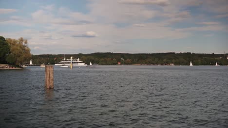 Superweite-Aufnahme-Eines-Deutschen-Bootes-Auf-Einem-See-An-Einem-Sonnigen-Tag