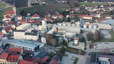 Industriegebiet-In-Einer-Kleinstadt-In-Europa,-Fabrik-Im-Stadtgebiet-Von-Slovenska-Bistrica,-Gea-ölfabrik,-Luftaufnahme-Der-ölmühle-Und-Der-Lebensmittelindustrie