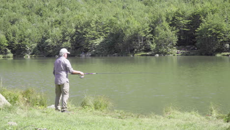 Hombre-Pescando-En-Un-Lago-De-Montaña,-4k