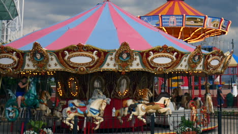 Amusement-park,-Carousel-rotating,-amusement-ride,-merry-go-round,-at-Navy-Pier,-touristic-location,-Chicago,-Usa,-United-States,-Colorful-carrousel-and-horses,-entertainment-attraction-for-kids