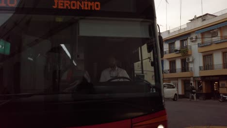 Autobús-Urbano-Gira-En-La-Esquina-De-Un-Pequeño-Callejón-En-España,-Seguimiento-En-Cámara-Lenta