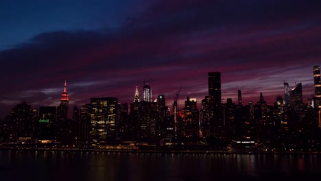 Zeitraffer-In-Der-Abenddämmerung-Von-East-Side-Manhattan,-New-York-City-Mit-Dem-Empire-State-Building,-Dem-Chrysler-Building,-Dem-UN-Hauptquartier-Und-Anderen-Wolkenkratzern