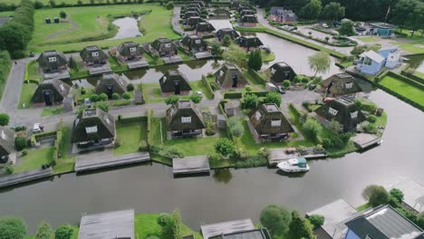 Luftaufnahme-Eines-Kleinen-Niederländischen-Ferienparks-Im-Sommer-Mit-Identischen-Häusern