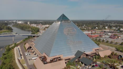 4K-Aerial-Pan-of-Bass-Pro-Pyramid-in-Memphis,-TN