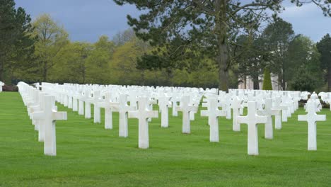 Weißes-Kreuz,-Grab-Der-Truppen-Des-Zweiten-Weltkriegs-Auf-Dem-Amerikanischen-Friedhof-Und-Denkmal-Der-Normandie,-Colleville-sur-Mer,-Normandie,-Frankreich