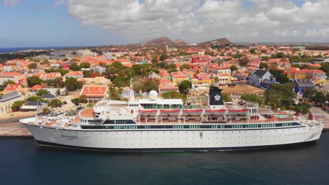 Freewinds-cruise-line-docked-in-Willemstad,-Curacao