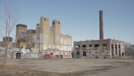 View-of-an-established-shot-of-abandoned-manufacture-building-in-Detroit,-Michigan