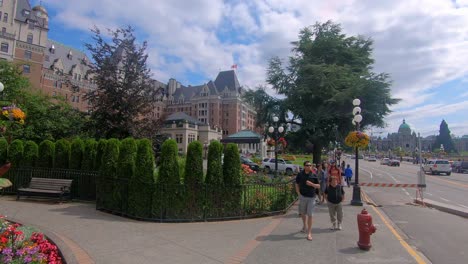Blick-Auf-Den-Bürgersteig-Von-Grünen-Hecken-Mit-Dem-Hotel-Fairmont-Empress-Im-Hintergrund,-Victoria,-Kanada