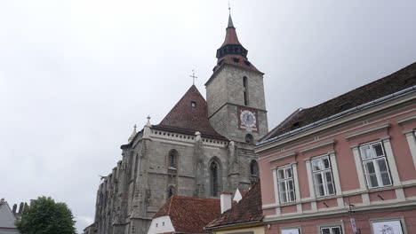 Die-Schwarze-Kirche-Von-Brasov,-Schwenk-Nach-Oben