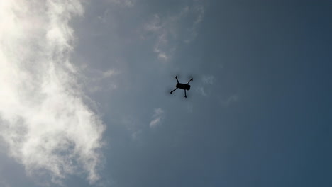 Kleine-Faltbare-Drohne-Steigt-In-Den-Blauen-Himmel