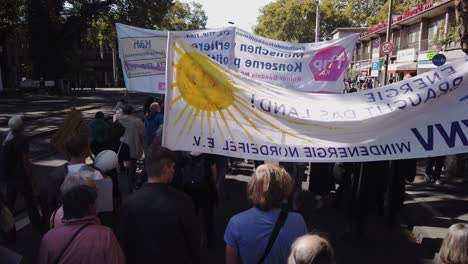 Manifestantes-Con-Pancartas-En-Una-Marcha-De-Protesta-Contra-El-Cambio-Climático.