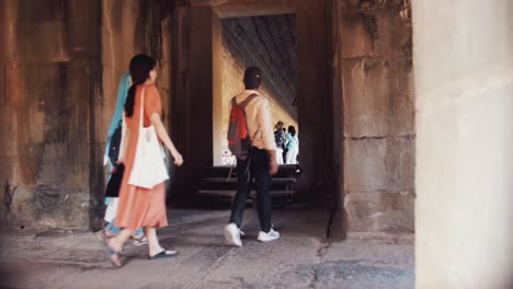 Touristen-Erkunden-Mit-Einem-Reiseleiter-Die-Tempel-Von-Angkor-Wat