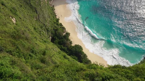 Tourist-Bewundernder-Meerblick-Von-Der-Klippe,-Luftaufnahme,-Die-Den-Berühmten-Kelingking-Strand,-Die-Insel-Nusa-Penida,-Bali-Enthüllt